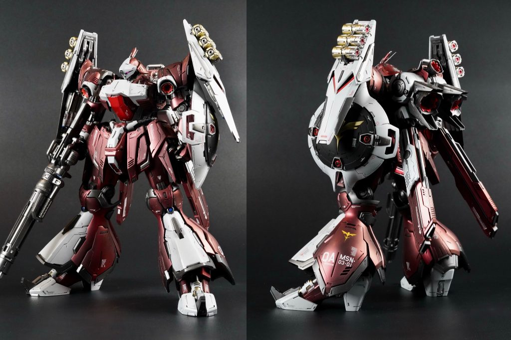 フロント＆バックの素立ち。頭部形状が違うだけで、ギュネイ機とずいぶん印象が変わります。レッドは、クレオスのMr.クリスタルカラー・ルビーレッドを黒サフから吹いた後に、同じくMr.カラーのクリアレッドを2-3層吹いています。劇中はもうちょっとピンクっぽいイメージもありますが、これはこれで気に入っています。