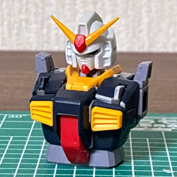 バラバラにした胸部を、試行錯誤しつつ形にしました。ひとまずギミックの組み込みを優先、胸部はコクピットハッチと、上部のセンサー基部と排気ダクト周りのメンテナンスを意識したハッチを取り付けました。剛性不足になったGQuuuuuX頭部の反省を活かして、かっちり組み上がるよう微調整を繰り返したので、閉じるのも気持ち良いです😁　狭いところの軸は、シャア以来のプラ板削り出しです😃&nbsp;（2枚目）