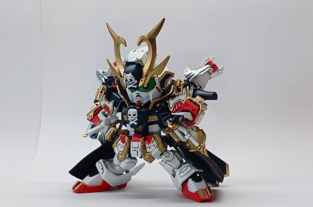 CSクロスボーンの頭が小さいので、誤魔化すために曹操ガンダムの襟を付けたら丁度いい感じに。腰のスカートと会わせて、洋装風に決定。異国武者、武者鷺主に憧れているという脳内設定。参考にMETAL BUILDクロスボーンがカッコいいので、似せた感じにしました。あと、昔のHJの武者鋭駆主もカラーリングの参考にしました。