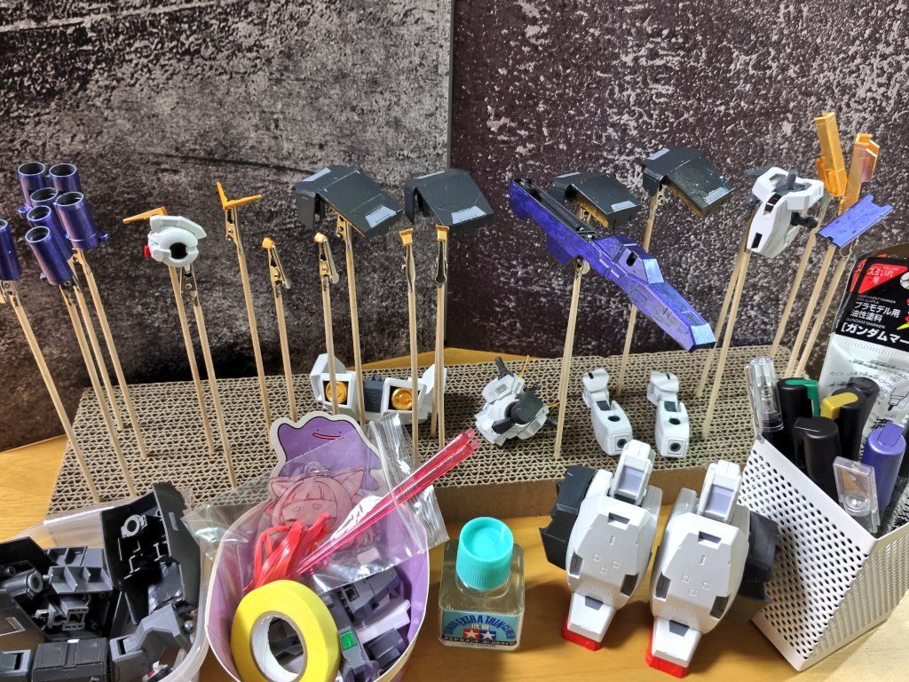 はじめてのガンダムマーカー思ってた以上に塗りやすかったです！多くは塗らず光沢感を出したい部分にメタリック系の色を塗りました。