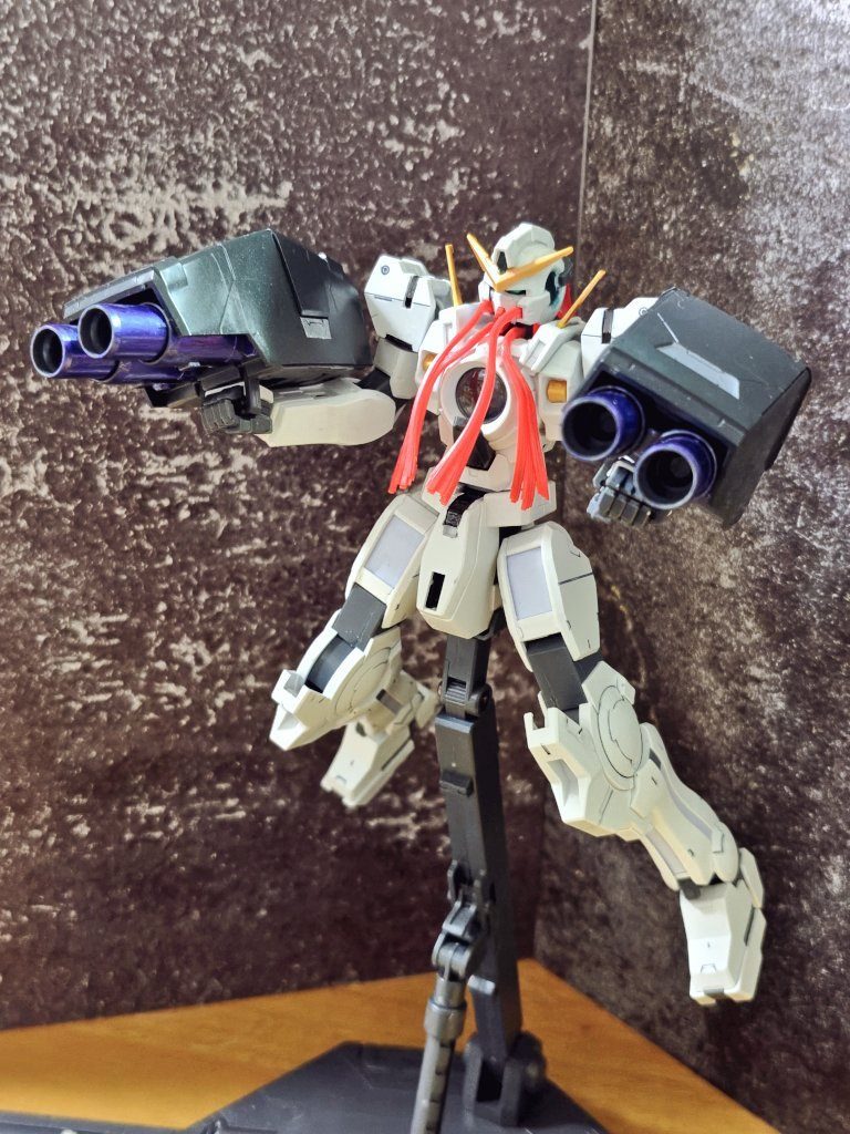 ガンダムナドレ頭部から生えた髪の毛ようなプラグが印象的♪