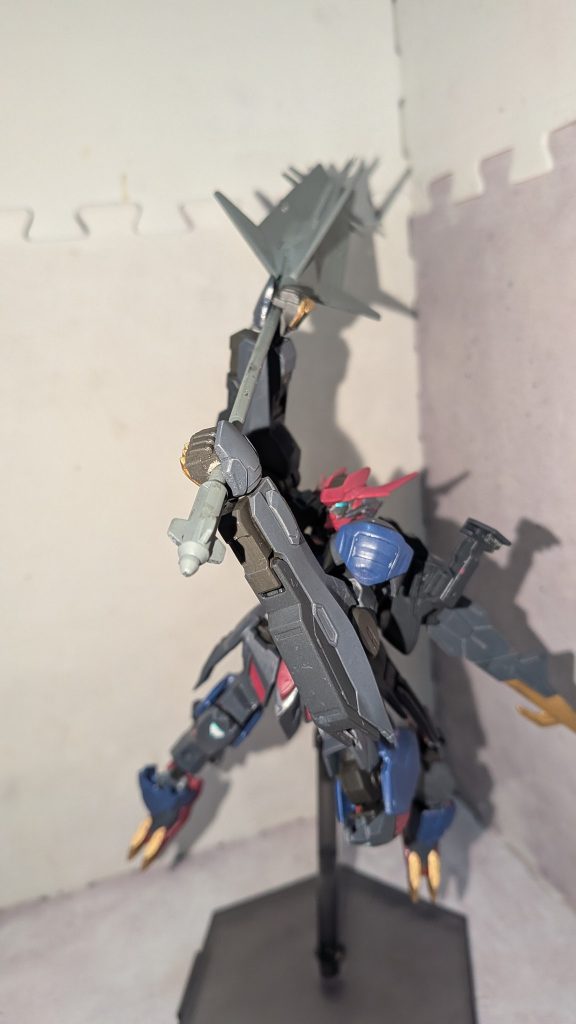 超大型メイスバルバトスルプスレクスの代名詞とも言える武器。太刀のように装甲の隙間を狙って斬るなどといった技量が必要ないシンプルな武器。シンプルイズベスト、力こそパワー。