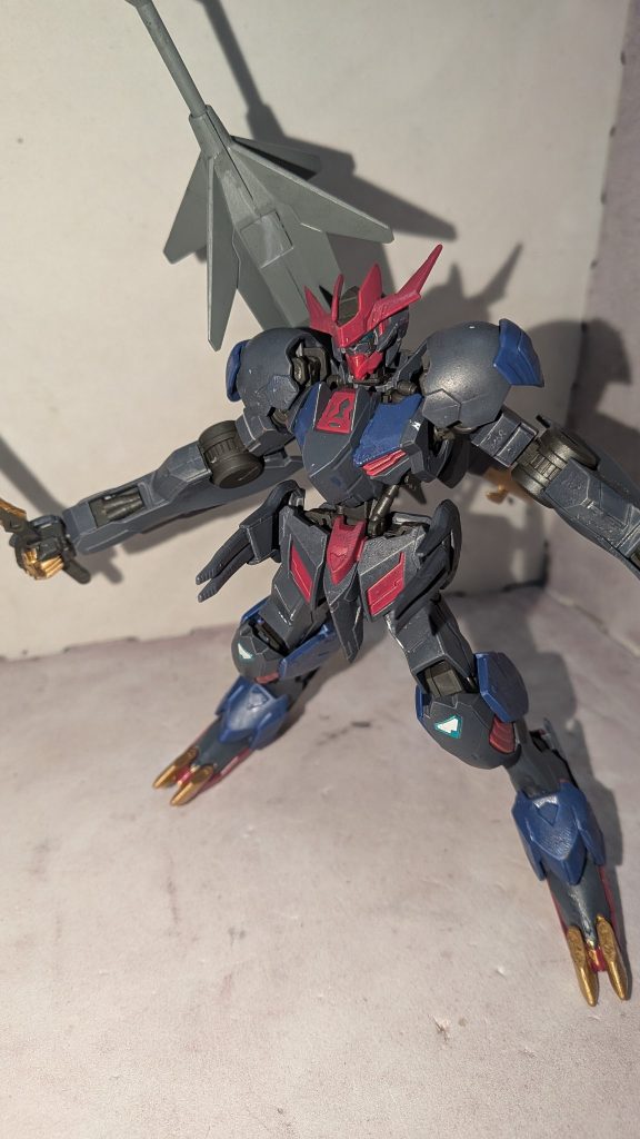 ルプスファングサイドスカート部に搭載された射出型の兵装。スローネツヴァイやアルケーガンダムに採用されているGNファングを鉄血のオルフェンズの世界観に照らし合わせて再設計した飛び道具。ハイゴッグの爪を流用しており高い硬度を誇る。主に近距離から中距離での一撃離脱に用いる。なお、遠隔操作機能はない。