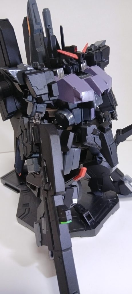 数年前にHGのサプレッサーを制作した時に、このフルアーマーZZを使用してシルヴァバレトやサプレッサーっぽいことをやってみたい！なんて思いつつ、数年が過ぎてしまったわけですが😭今年こそは！と思い立ち制作してみた次第でございます。もう26年も前のキットになるので埃や劣化で黄ばみがあったりと、悲しい時の流れを感じます😢目もショボショボのオッサンになるわけですねぇ😭&nbsp;