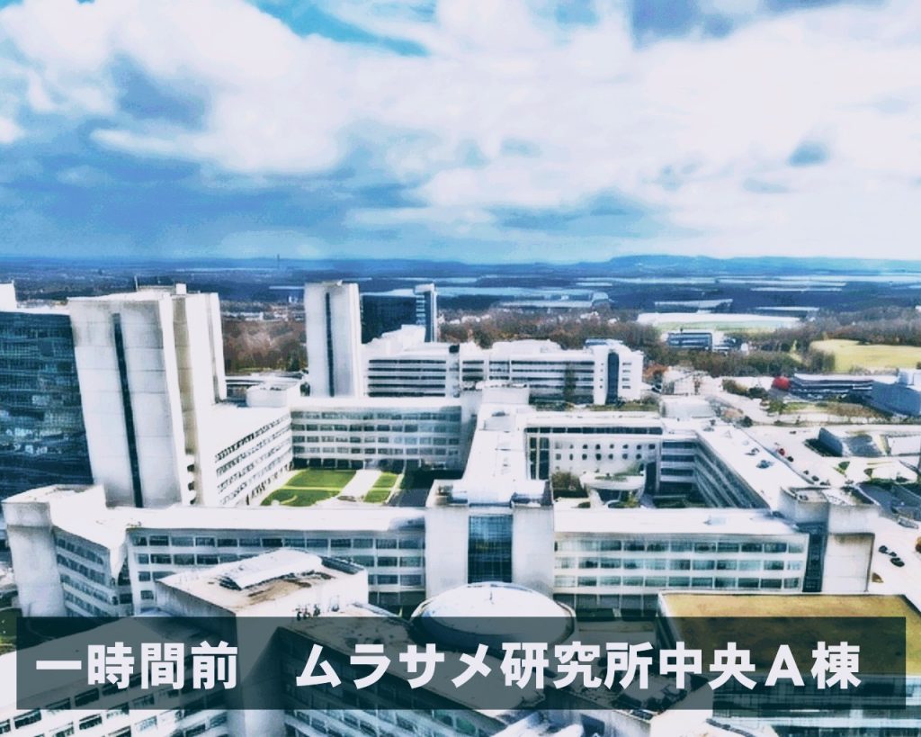 「ではこれで協定締結でよろしいですね？」「ええ、ムラサメ博士。こちらにサインを」ムラサメ研究所の所長室ではエゥーゴ代表の高官とムラサメ研究所の役員達による協定交渉が行われていた。ムラサメ博士と呼ばれるワイシャツに白衣の年老いた男は、ペンを手に取ると黙って一枚の紙切れに名前を書いた。博士は黙って書類を返すと、これでいいだろうとばかりに自身の所長だけが許される椅子にもたれ掛かった。「ありがとうございます…」エゥーゴ高官は眉を顰めたが、そこは大人の対応を心がける。「我々もティターンズに辛酸を嘗めさせられました。ホンコン・シティ以来我々にも外部から圧力がかけられましたから」空気を察した役員兼務の研究員が言葉を発した。「そうでしたか」「ティターンズがルオ・ウーミンの逆鱗に触れたのは不味かった。ホンコン・シティは表にはでない治外法権がまかり通ります」「あそこは地球連邦軍と言えど簡単には手を出せないですから」「それに先日我々は貴重な被検…、優秀なパイロットを失いました」研究員が言い直した時、そこに立ち会っていたエルピダはフッと冷たい視線を突きつけた。研究員もその刺さる様な気配を感じ、エルピダの方を向くと彼女は何もない壁の方へ視線を逸らした。「ムラサメ研究所から派遣したパイロットはまだティターンズにいるのですか？」「ええ、まだ1人。しかしティターンズから何も連絡がないのでどうなったか分かりませんが」「確認しだいエゥーゴ側でも保護します。これも協定の一部に含まれますので」「よろしくお願いします」「では、これで」エゥーゴ高官はそう言うと黒光りする高級皮ソファーから立ち上がり、後ろに立っていたエルピダと部屋を出た。
