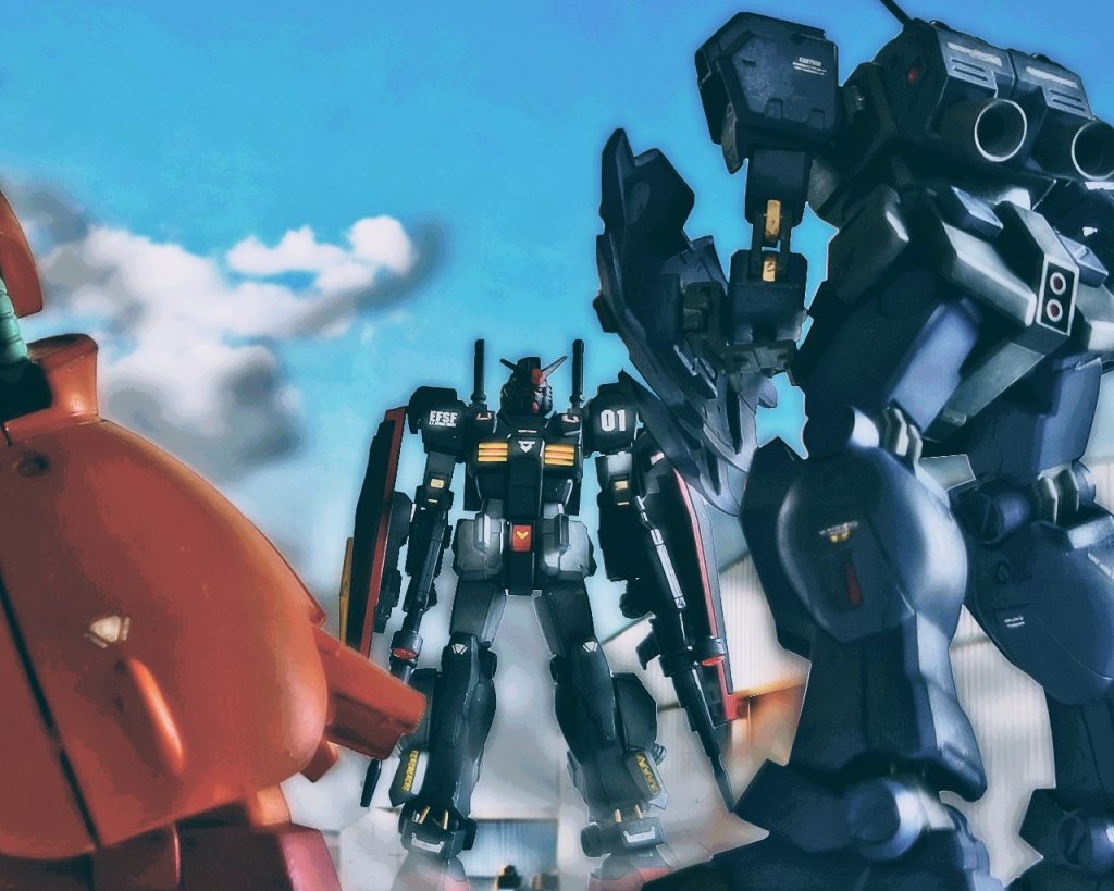 「おい、そこのモビルスーツのパイロット！コクピットから出て両手を挙げろっ！」マラサイとジム・クゥエルがセカンドの乗る黒いモビルスーツを扇型に囲み、じわりと迫る。しかし、この指示に返答はなく黒いモビルスーツは黙り込んだままであった。「聞こえないのか、早くコクピットを開けろっ!!」ティターンズのパイロットは苛立ち更に声を荒げた。それでも反応を返さない黒いモビルスーツにジム・クゥエルはライフルを向ける。「…最後の警告だ。コクピットから降りろ」ジム・クゥエルのパイロットは間髪入れずにライフルを発砲した。マズルフラッシュと共に発砲音が鳴ると黒いモビルスーツの足下に数発の弾痕がつく。だが威嚇に対しモビルスーツは動じる様子がない。このままの状態が続くかと思いきや、無反応だった黒いモビルスーツが動きだす。「……ラ」「何だ？」「キ……ラ」「何を言っている!?」