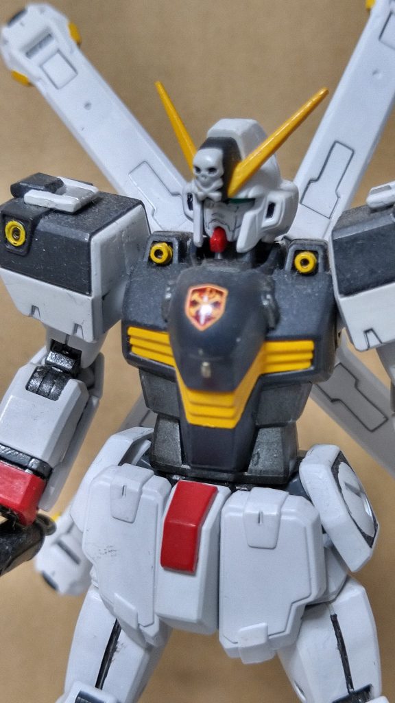 F90シリーズの流れを汲んだ機体デザインを上手く纏めて、骸骨がコミカルにならない様に処理、魅力的なガンダムに仕上がってますね。劇場版F91は後にテレビシリーズになる予定だったとか。クロスボーンシリーズがアニメ化されてれば、ガンダム史はどう変わっていたでしょうか？
