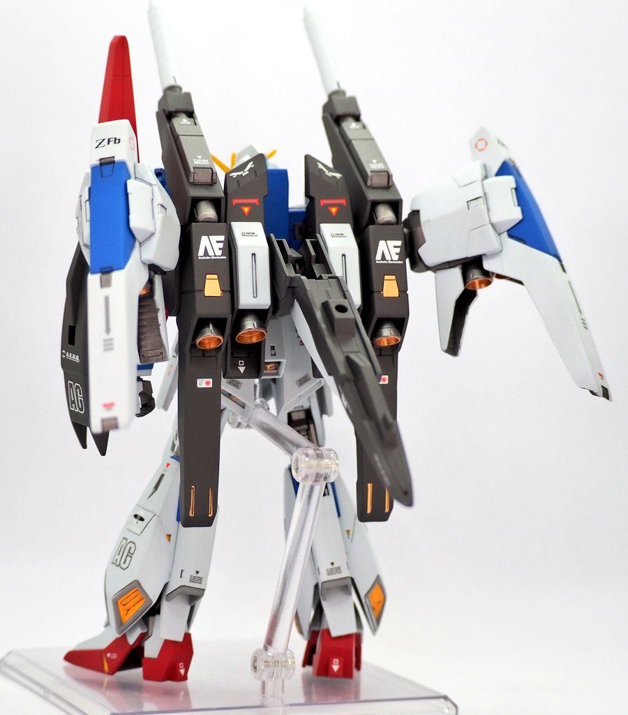 使用デカールはZ/ZZ汎用デカール中心です塗装はホワイト部→NAZCA スチールホワイト　　　　ブルー部→Zブルー(60%)＋MSブルー(30%)＋MSパープル(10%)　　　ブラック部→グラファイトブラック