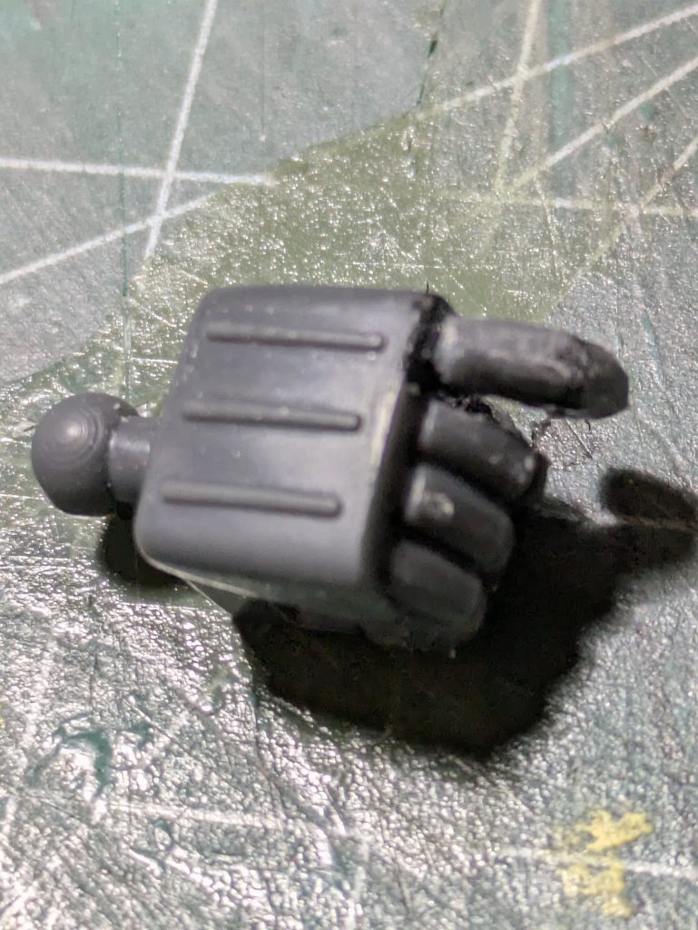 ガンキャノンの銃持ち手はグーなので、人差し指を切り出してそれらしく改造しました。