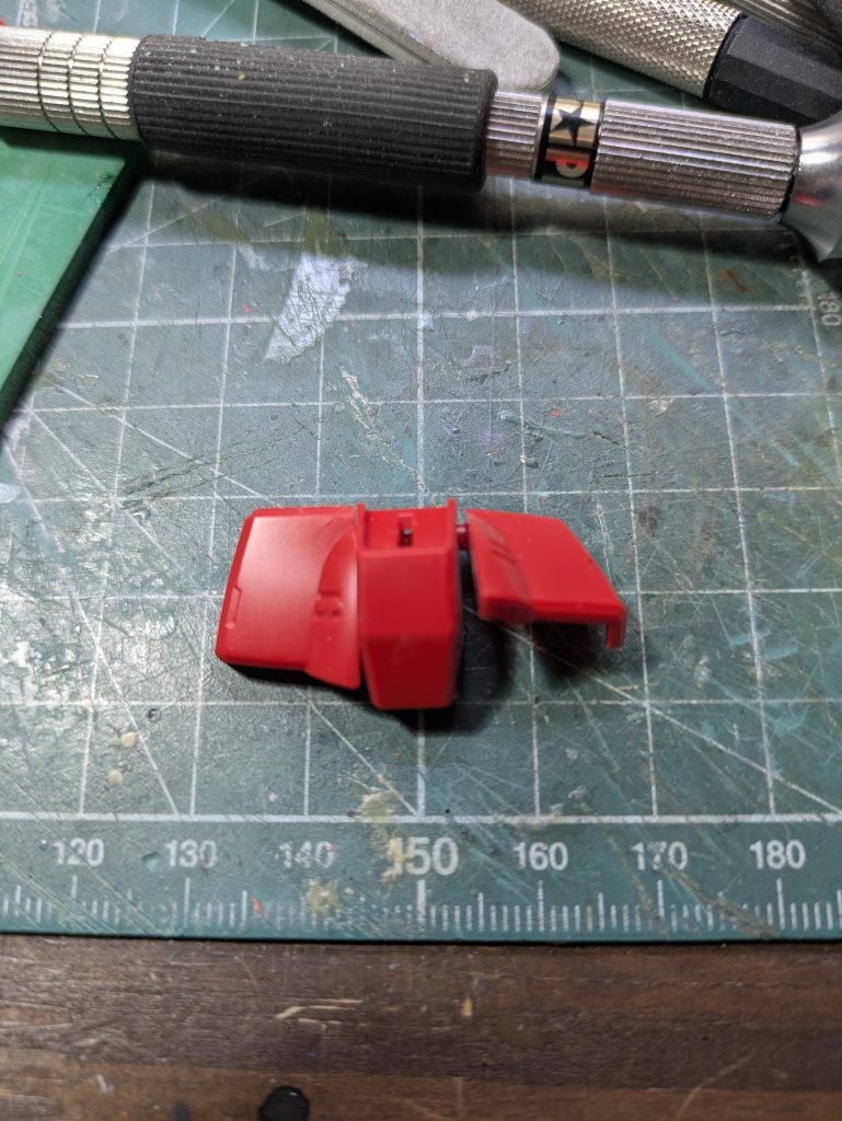 フロントスカートは左右を切り離しただけだと、左右に垂れ下がるのでピンバイスで穴を開け真鍮線を中に入れて保持させています。