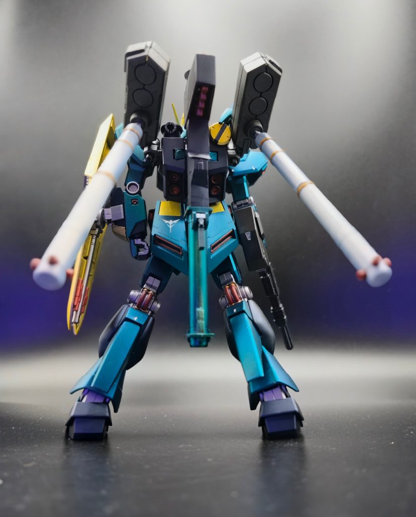 武装面では動作と整備に難のあるフィンファンネルをオミットしサザビーの試作ファンネルやライフル類を装備できるようにした。サザビー試作品を使用する事は、軍上層部として今後シャア総帥に代わる実戦部隊のエース扱いする事も意味した。