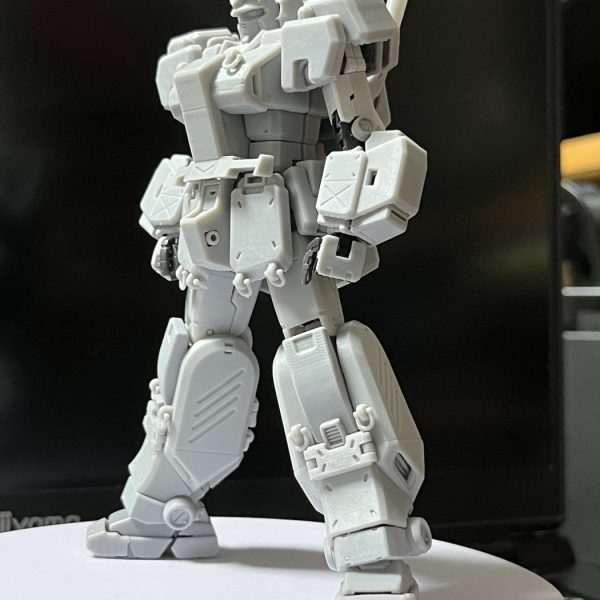 くどいようだが当方では「ガンダム」には鎧否定派である。しかしジムに対しては逆に肯定派である。必要性と系列的進化兼・局地戦装備開発の意義があるから。今回ALEXにジムに降りて来て頂く形で製作に入った訳ですがその過程でチョバム色を薄めつつ、当方のテーマである系列を語る為にはどうするか?が課題でした。結果こんな流れにしてみました。これならフルアーマーとか、ジムキャノンとかの流れに繋がりませんかねぇ…ねぇ?…あれ?(^^;)。動けるように少しスタイリッシュに、機動性を殺さないように、ノズル類のカバーは無駄だし、ガトリング使えないとかありえないのでそれぞれ開放型にしてあります。もちろん装着型なので、ヒンジにて解放・脱着できます。スペシャル感ではなく、使い捨て装備感を大切にしました。もう少しフィッティングするところが散見されますが、万が一お爺が急に疲れ倒れないうちにプレ公開しときます。どんなもんでしょ?…続く。(5枚目)