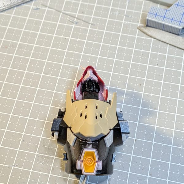 ガッツリ上向けるように首の可動部分の当たる部分をカット！後頭部のスカートも30％ぐらい削って短くしました。ビラビラしたシルエットはサザビーのかっこいいアイデンティティなので、削るのめちゃくちゃ躊躇しました💦💦（2枚目）