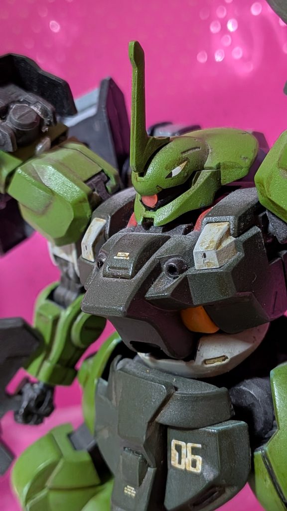 【改造点③】頭部のニセ目玉もとい目のマーキングは「ガンダムデカール逆襲のシャア」のHGUCヤクト・ドーガ(ギュネイ用)のデカールをまんま取り付けました。以外と似合うと思います。このデカールを付けると角竜の仲間のモノクロニウスに何となく見えてきます（笑）なんかポケモンっぽい？？&nbsp;