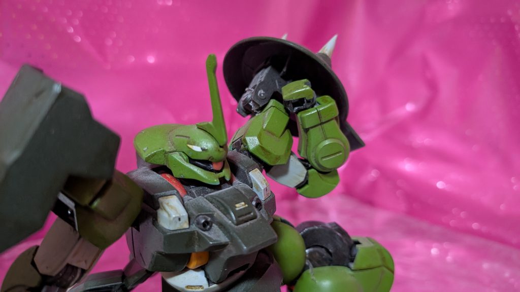 【改造点④】手首はビルドハンズセットのSサイズを取り付けて可動範囲の拡大させてます。