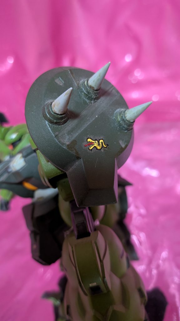 【改造点⑥】左肩シールドはビルダーズパーツのスパイクを取り付けました。