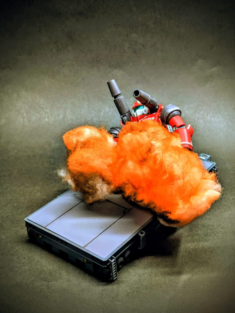 次回、投稿予定のガンキャノン(笑)組み上げ途中のガンキャノンを見て、第一話で上半身がトレーラーに乗っているシーンを思い出し、ガンダムトレーラーを引っ張り出してきて乗せてみました。そして爆発(笑)&nbsp;次回は五体満足で登場してもらいます(笑)