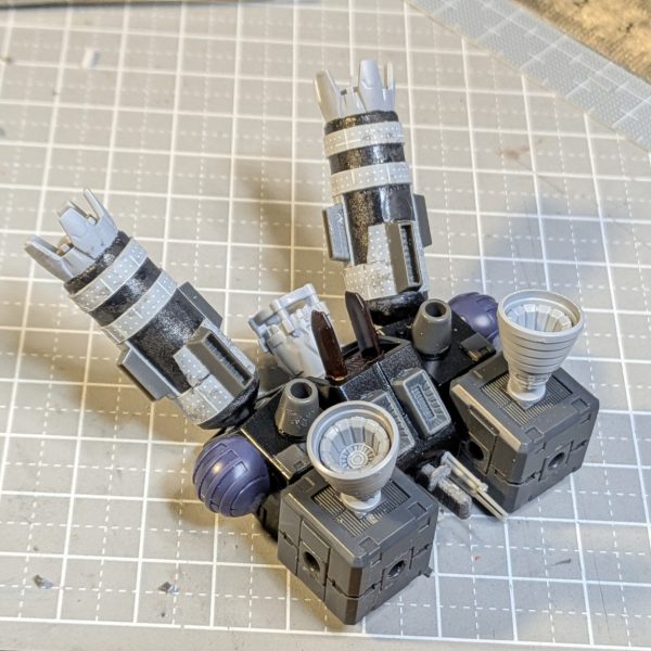サザビーのバックパックをバーニアまみれにしました😸✨凄く高機動な感じがします(zaku-kao2)つるんとしてたプロペラントタンクのみプラ板でディテールアップしてます。その他はその辺に転がってたバーニア貼り付けまくっただけです🤣（2枚目）