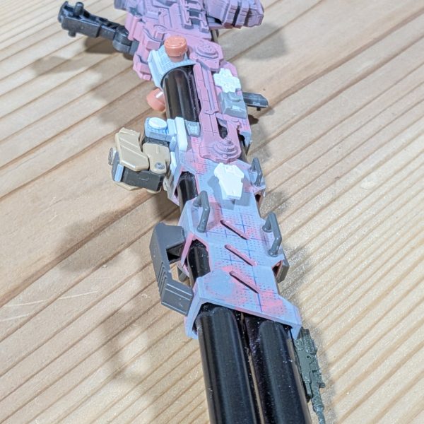 武器出来ました✨🙋🏻　プラ板の箱組ってみんな簡単そうにやってますが、いざやってみるとめっちゃ難しいですやん！！💦寸法の微調整とか角度の歪みとかいろいろ大変でした(zaku-kao9)箱組みスクラッチの人たち凄すぎる🫨（2枚目）