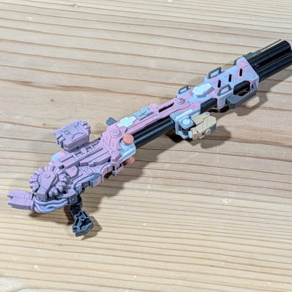 武器出来ました✨🙋🏻　プラ板の箱組ってみんな簡単そうにやってますが、いざやってみるとめっちゃ難しいですやん！！💦寸法の微調整とか角度の歪みとかいろいろ大変でした(zaku-kao9)箱組みスクラッチの人たち凄すぎる🫨（3枚目）