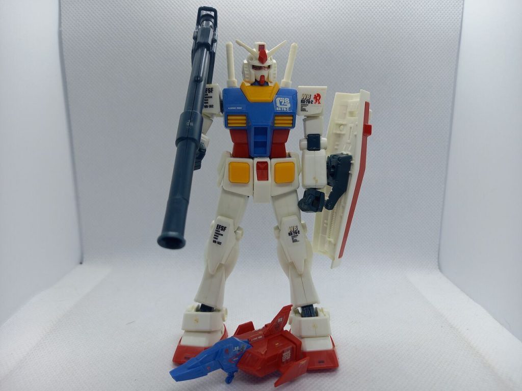 ガンダム。旧HGUC版の成形色違いです。