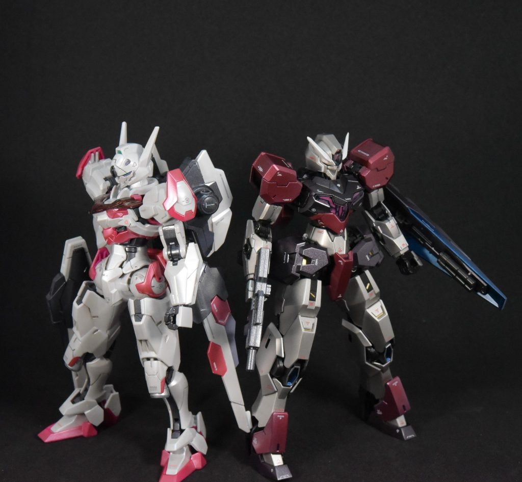 過去作のルブリスと並べてみました。ルブリスは光沢、ガンヴォルヴァは半光沢。パールホワイトはスーパーチタンⅡに、ピンクはブラッディレッド風味のカラーで置き換えています。