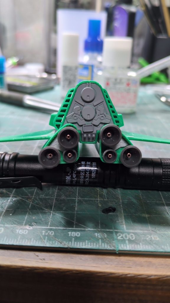 バーニア上のバックパネルもジャンクパーツを使ってメカっぽくしてみました。バーニアの中には銅パイプを挿し込んでみました。