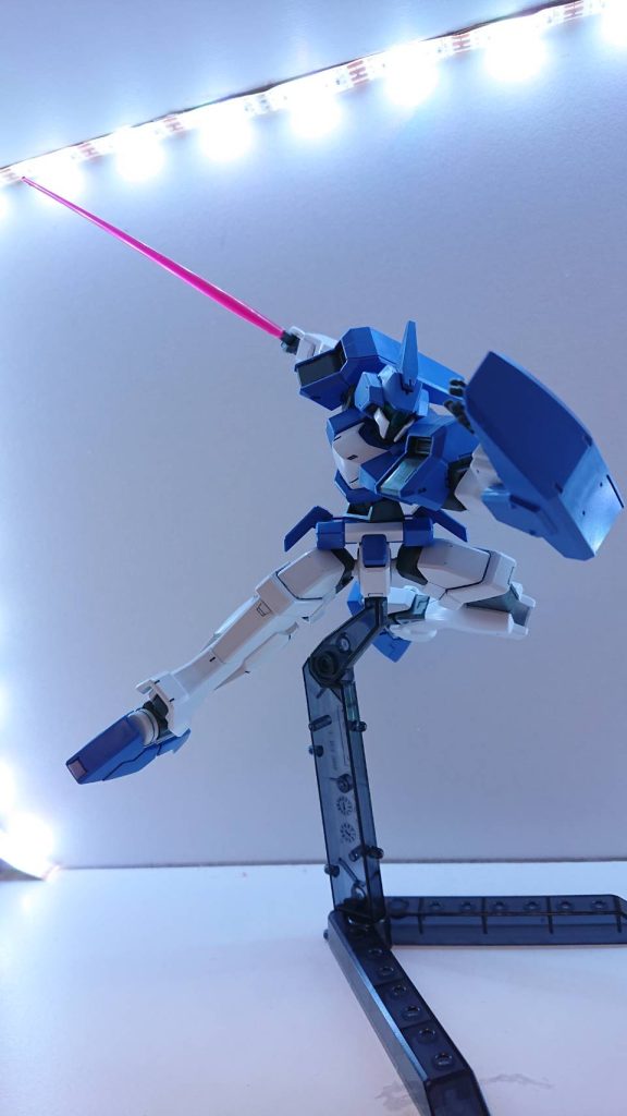 こっちはビームサーベル。ビームサーベルと関係ないけど、お腹部分に横の稼働かあるからめっちゃ動く。楽しい！！！あとカッコいい！！！！！！