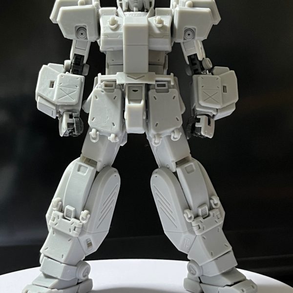 くどいようだが当方では「ガンダム」には鎧否定派である。しかしジムに対しては逆に肯定派である。必要性と系列的進化兼・局地戦装備開発の意義があるから。今回ALEXにジムに降りて来て頂く形で製作に入った訳ですがその過程でチョバム色を薄めつつ、当方のテーマである系列を語る為にはどうするか?が課題でした。結果こんな流れにしてみました。これならフルアーマーとか、ジムキャノンとかの流れに繋がりませんかねぇ…ねぇ?…あれ?(^^;)。動けるように少しスタイリッシュに、機動性を殺さないように、ノズル類のカバーは無駄だし、ガトリング使えないとかありえないのでそれぞれ開放型にしてあります。もちろん装着型なので、ヒンジにて解放・脱着できます。スペシャル感ではなく、使い捨て装備感を大切にしました。もう少しフィッティングするところが散見されますが、万が一お爺が急に疲れ倒れないうちにプレ公開しときます。どんなもんでしょ?…続く。(6枚目)