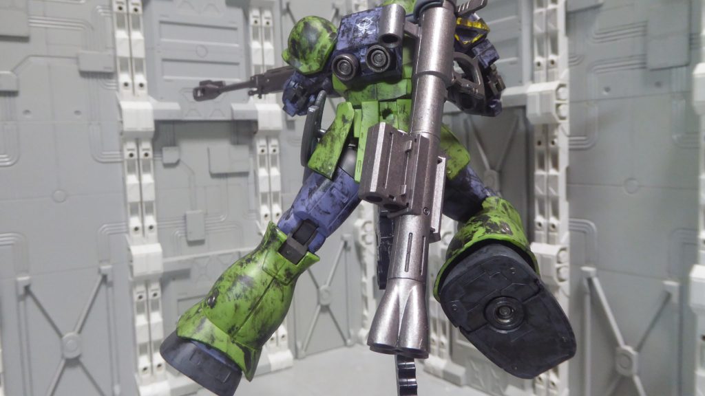 ライフル射撃モード中の後ろ足裏はバーニア部のみ焼鉄色で塗ってます。LEDを併用した撮影の関係で全体ごと明るめの色に写っていますが、肉眼で見る実物はもっと暗いです。