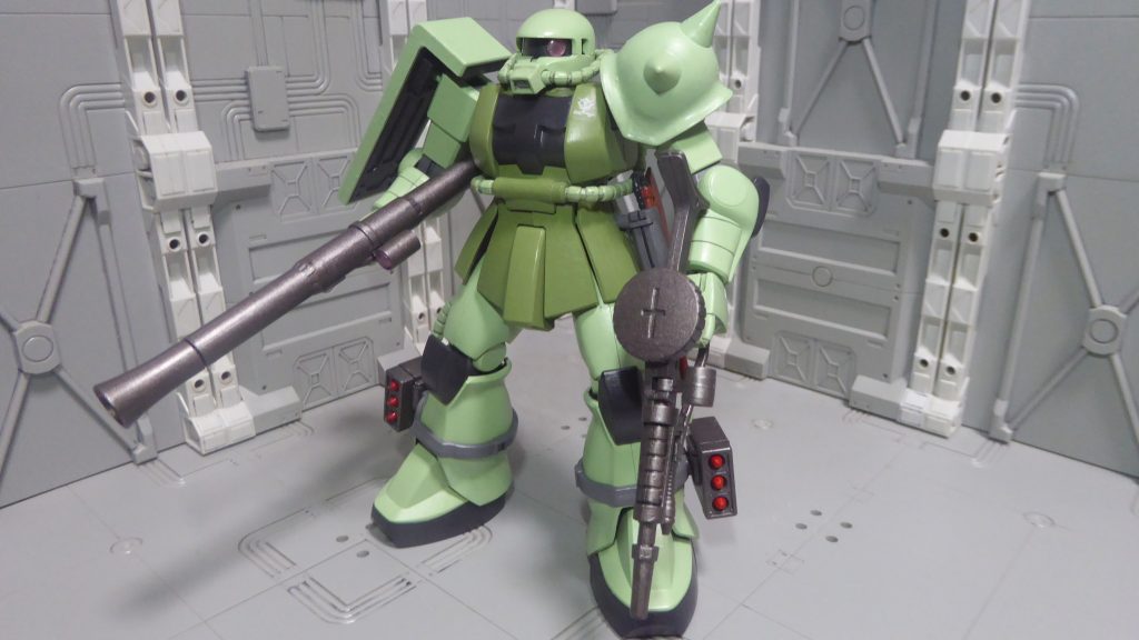 フル装備古い構造なため最新キットみたくガシガシ動かすには流石に難しいものの、旧ＨＧＵＣ版の方がプロポーション良くガッシリとしていて、これぞザクⅡ！と個人的に感じます。