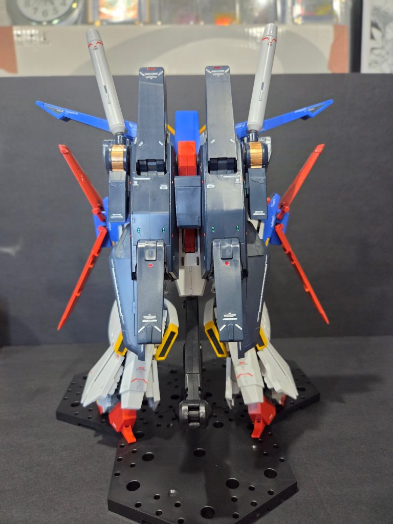 バックパックのセンサーっぽいところはガンダムマーカーで、あとビームサーベルの回転部分は何となくカッパーに。だいたいいつもその時の感覚で塗りますが、塗ったほうが良いか悪いかいつも悩みますね。