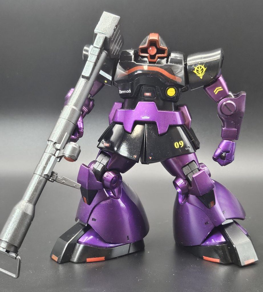 胸の太い赤ラインでドムのボリューム、力強さを表現しました。各所赤でワンポイントちょっとマスキングに失敗してますがご勘弁を。