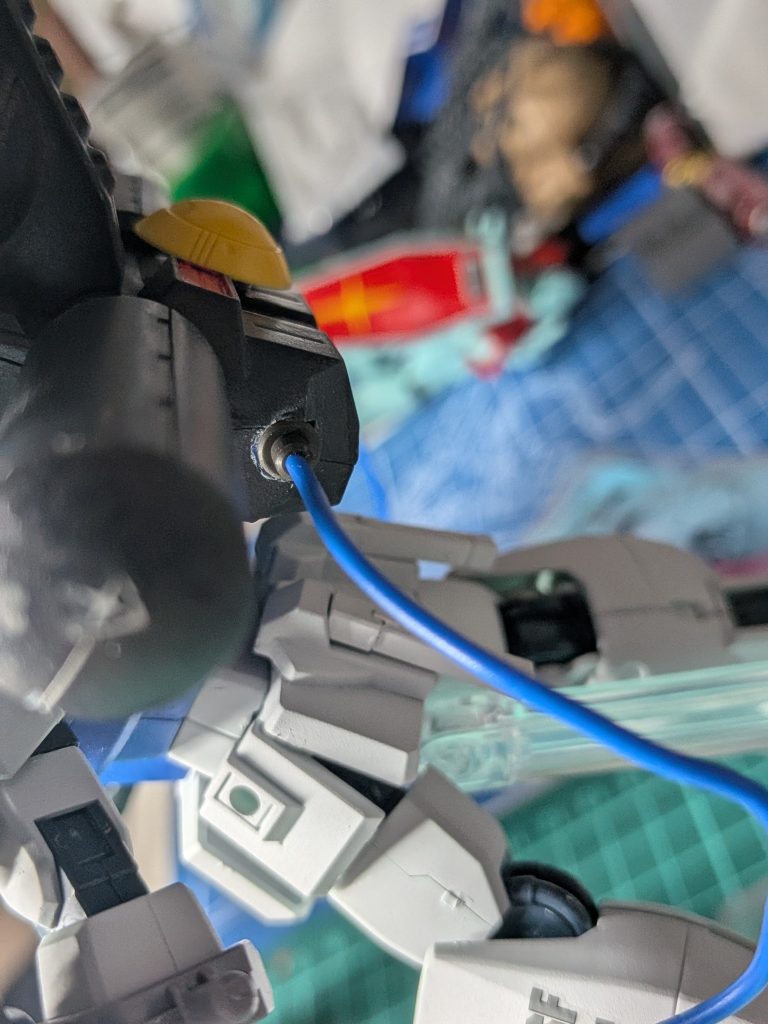 これはもともとバーニアカバー？みたいなパーツがハマってた場所に30MMのジョイントパーツを接着して、元から空いてた小さな穴にDAISOの針金をぶっさしてます
