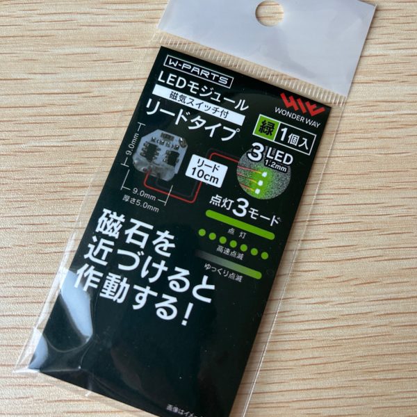 別売りのLEDユニットは評判が良くないのと頭部しか光らせられない。致命的なのが外部からスイッチが入れられないので選択肢から外し市販の磁気スイッチ式のLEDモジュールを組み込みました。コックピット内部もいい感じに光らせられてます！スイッチは磁石を首の根本に近づけることでON・OFFできるようになっています。（5枚目）