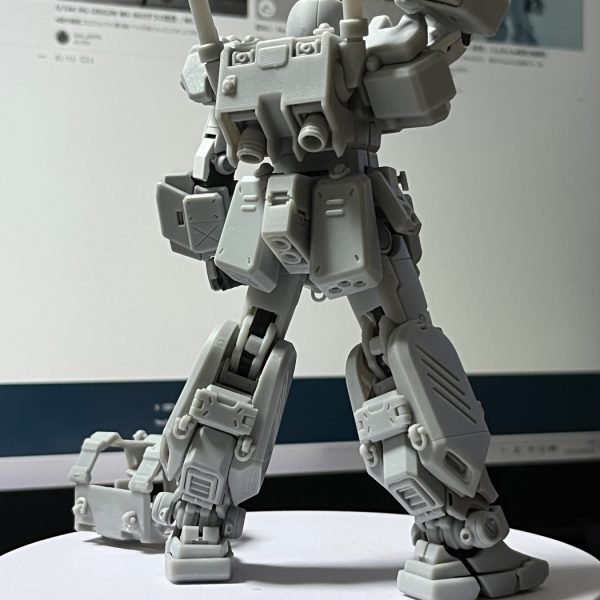 スネの長さを短くして足首の可動を稼ぎ、胸周りに余裕を充て…ほぼほぼ終了。ビームライフルはRX-78-2用にチェンバー両サイド直結のメガ粒子コンデンサ：エネルギーCAPの前身…装着による装弾数無理矢理増加仕様(Aさん熱望)を捏造…うわ～知らんぞ！…許して！(^^;)。だってアレックス専用版ダサい(個人的感想です)。もう一か所修正後に落ち着いたら完成品UPします。もうヘロヘロ(◎_◎;)。（4枚目）