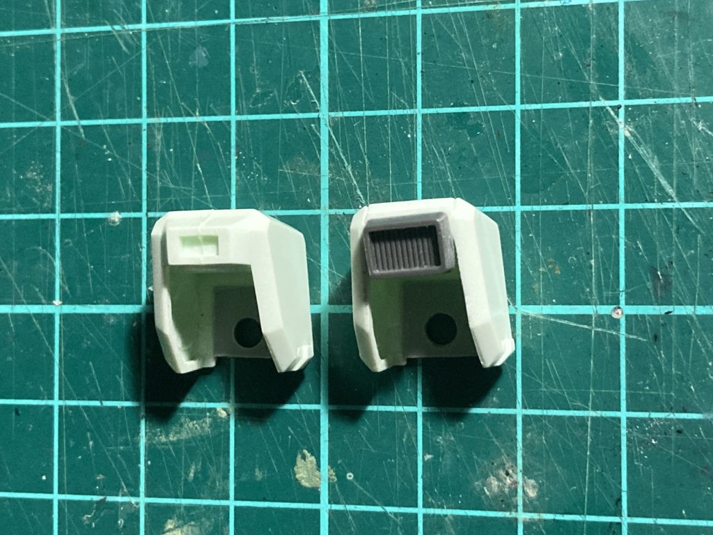 ここからは制作過程として、改造途中の写真を。肩のスラスターはフチが分厚く、中心に分割線が走っているのでコトブキヤのダクトノズルIIに置き換え。肩アーマーは上腕を前後から挟み込む構造だったので、合わせ目を消してから取り付けられるように変更。穴を開けた1mm厚のプラ板を胴体側に接着し、肩アーマーを独立させました。この際、開口部をやや下にすることで肩アーマーの取り付け位置を上に移動させています。