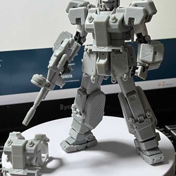 スネの長さを短くして足首の可動を稼ぎ、胸周りに余裕を充て…ほぼほぼ終了。ビームライフルはRX-78-2用にチェンバー両サイド直結のメガ粒子コンデンサ：エネルギーCAPの前身…装着による装弾数無理矢理増加仕様(Aさん熱望)を捏造…うわ～知らんぞ！…許して！(^^;)。だってアレックス専用版ダサい(個人的感想です)。もう一か所修正後に落ち着いたら完成品UPします。もうヘロヘロ(◎_◎;)。（5枚目）