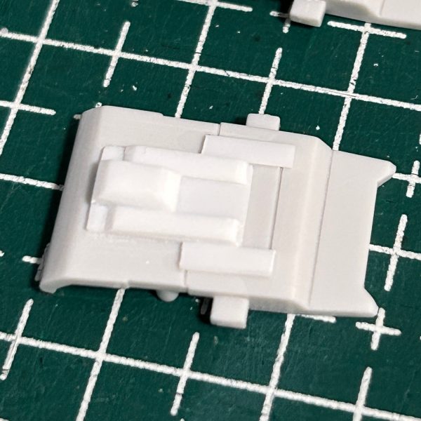 オリジナルの肩アーマーは、ちょっと大きすぎる感があったので装甲の一部をカットして「GUNDAM EVOLVE」のνガンダムのように小さくしてみました。（4枚目）