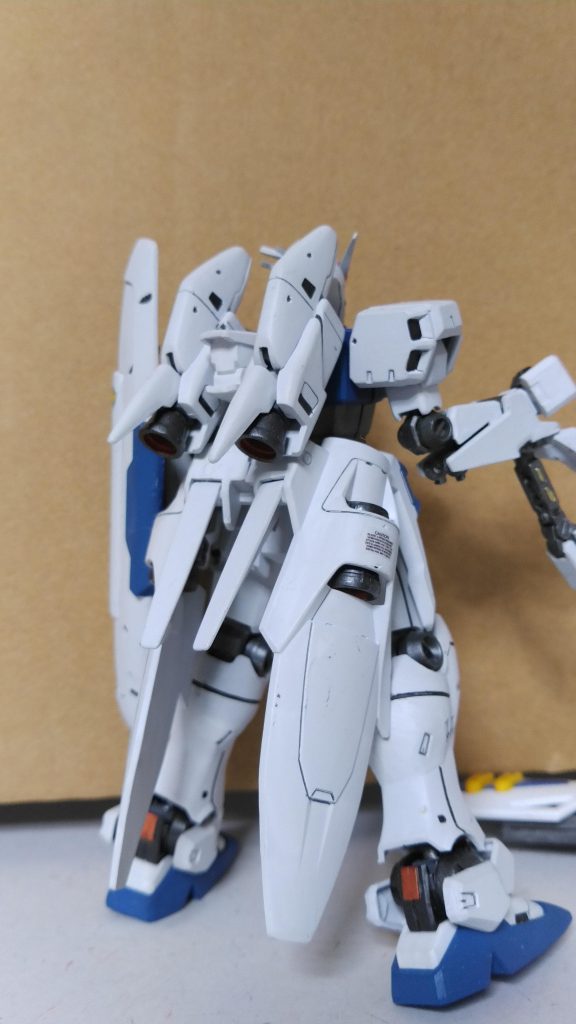 背中や、巨大なスカート部分もしっかり表現されていて、如何にも宇宙空間仕様の機体に仕上がってます。筆塗り塗装、無改造。