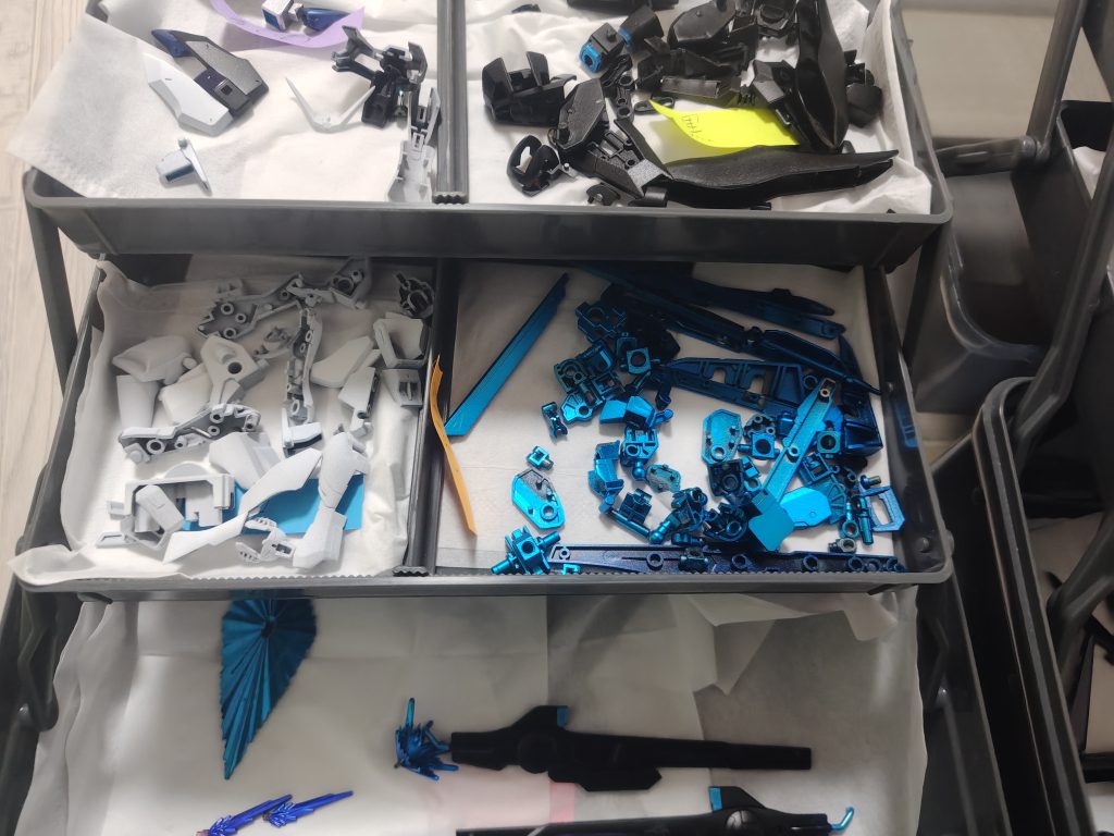 入り切らなかったので一部ですが塗装し終わったパーツ！諸事情あって、塗装がまたやれるまで大分時間が空いてブランクがあり、色々失敗もしましたが完成できた今は学んだ事も色々あったと感じております！