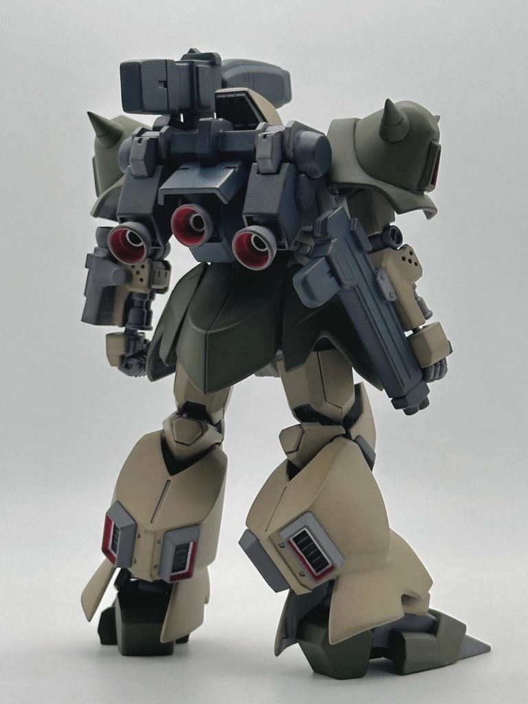 固定武装を排除し、携行武装としてザク・デザートタイプで使用しているラッツリバー3連装ミサイルポッド、ザク・キャノンのビッグガンをそれぞれ両腕部に装備している。