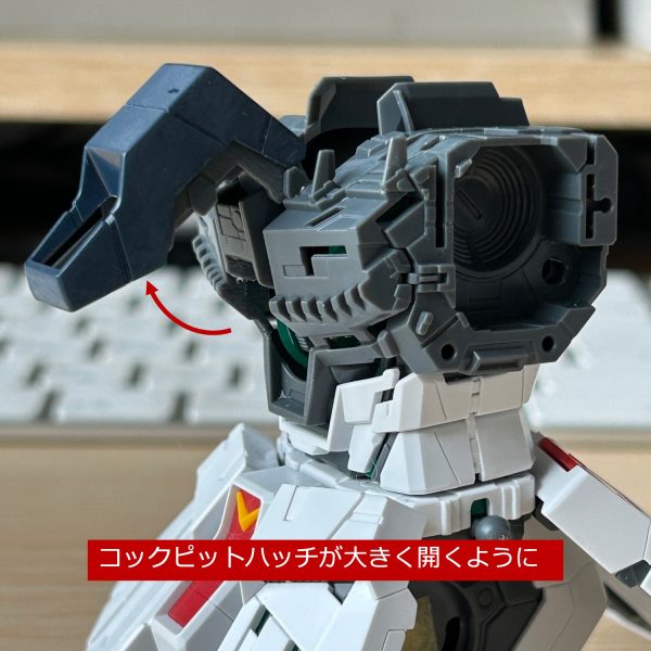 せっかく操縦席とアムロを綺麗に塗装したので、コックピットハッチを開いても足しか見えないという状態を、全身が見えるように改修してみました。（5枚目）