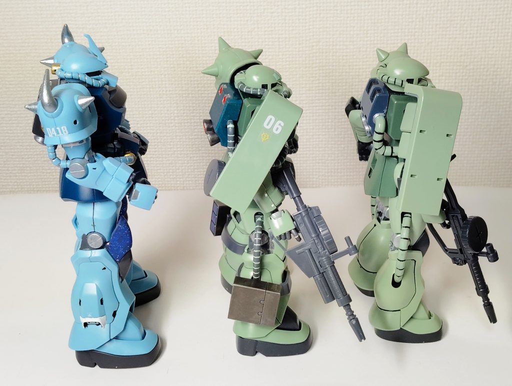 グフと普通のザクⅡは庇が前に出てる。F2ザクⅡはひかえめ。