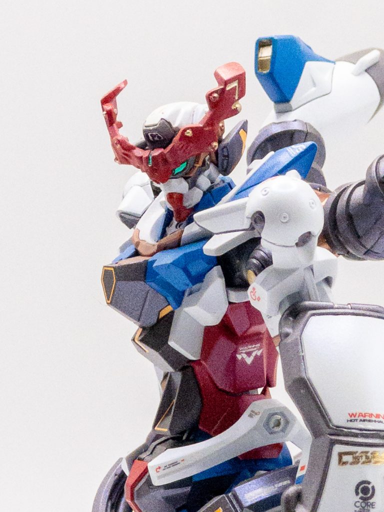 コンセプトにある通り、（デカールありありな）ジフレドと並べた時にちょうどいい塩梅でデカールを貼り、リアルさをupしてます。なおカラーリングですが、ジフレドと違い、色数も落ち着いていたのでほとんど変更してません。肩関節→青から黒に装甲の一部→白から胴ぐらいです。本当はもっとドラスティックに変えようかなと思ったんですが、そのままで十分かっこよかったのでそのままにしてます。