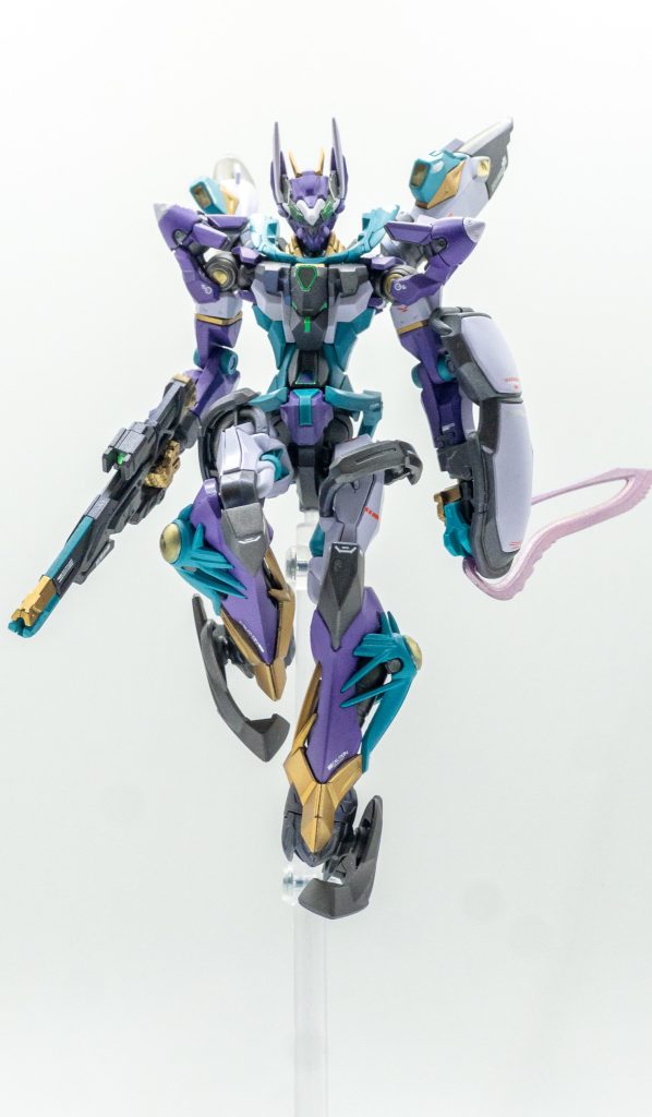 正面から。ビームサーベルはガンダムマーカーのトランザムピンクで塗装。偏光塗料っぽく色が変わるのも好き。