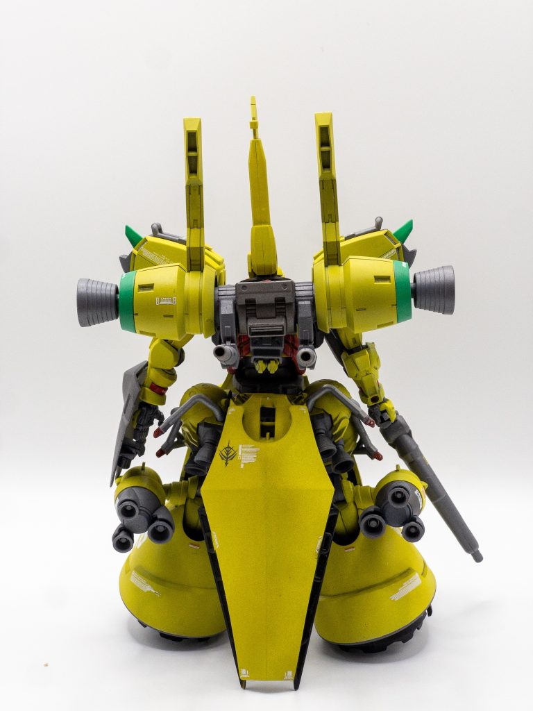 後ろから。ジオといえばでかいリアスカートだと思うのですが、スタイリッシュにしたかったのでMGのグフのシールドを持ってきてます。また、バックパックはデミバーディングから持ってきました。これがいい味を出してて、元々のジオのバックパックの持つ「高出力」を現代風に表現できたのかなと思います