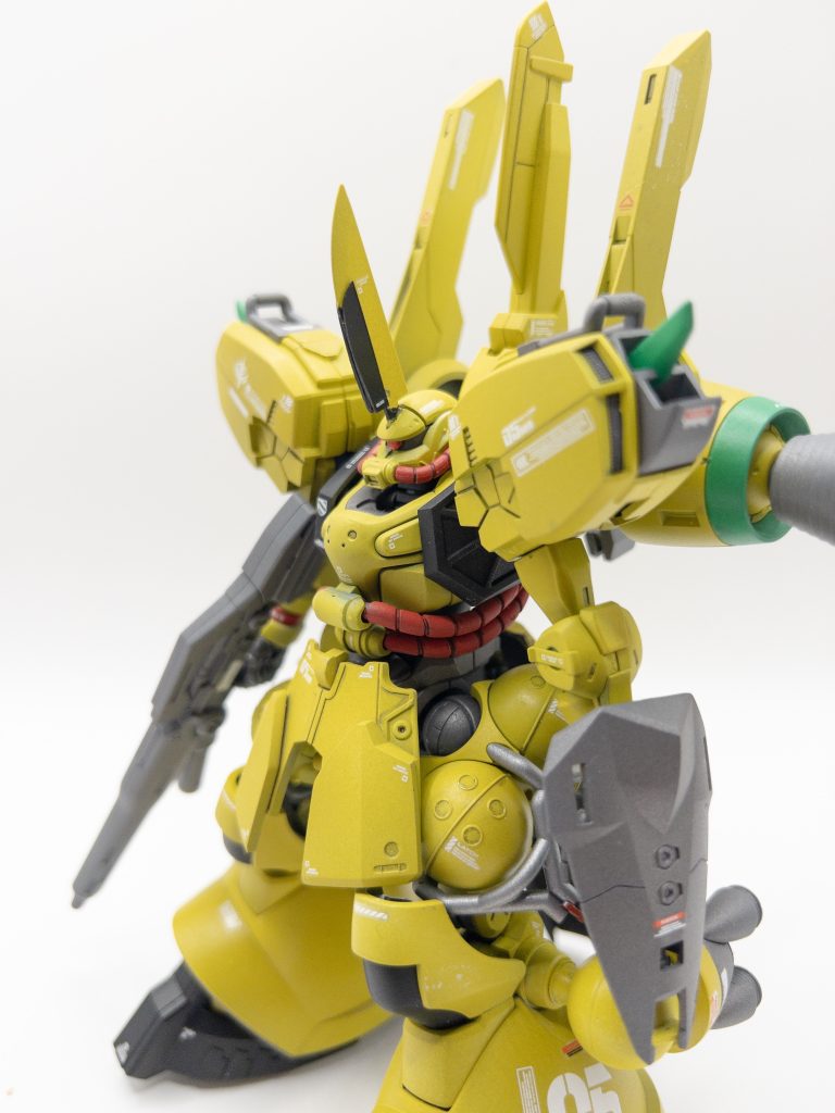 武装については最小限にとどめました。ジオもそんな感じですし。ただ、シロッコの性格で奥の手は用意してるはずなので、シールドは先端からビーム刃が出ます。正史と似せました。