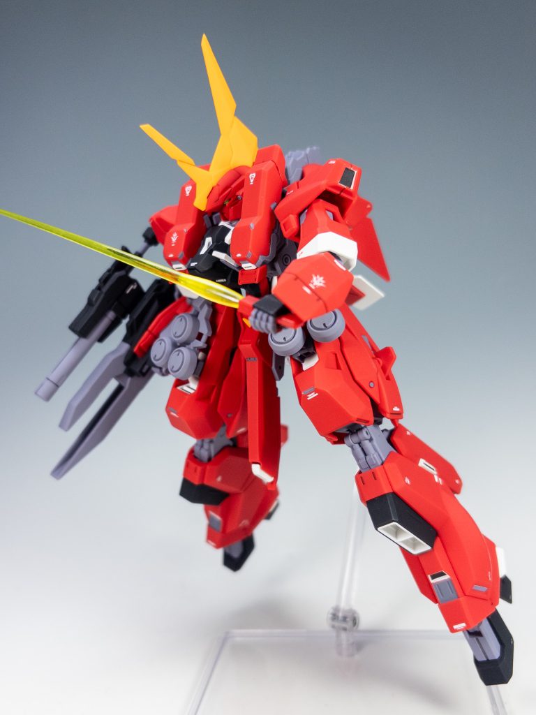 サーベルで！股間のサブアーム内に隠されています。