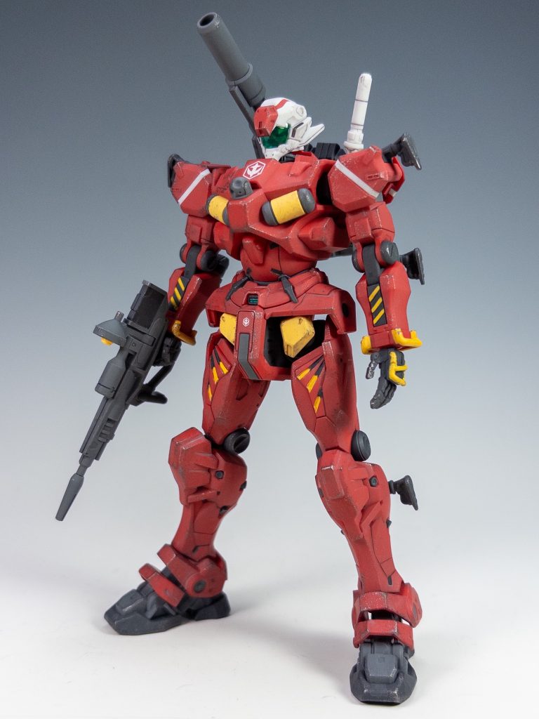 ライフルを持たせて。つや消しトップコートを吹いたあとに、Mr.ウェザリングカラーのマルチグレーでウォッシング。水性ホビーカラーの焼鉄色を、スポンジチッピングしてます。